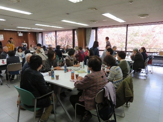 グループで認知症について語り合う様子