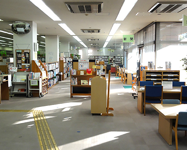 入口付近からみた館内