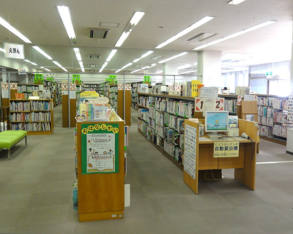 カウンター付近から見た館内