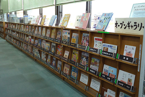 オープンギャラリーと雑誌コーナーの写真