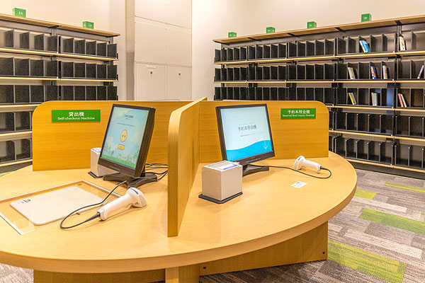 予約本受取コーナーの写真