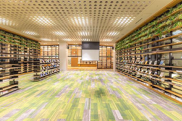 雑誌・新聞コーナー/イベントコーナーの写真