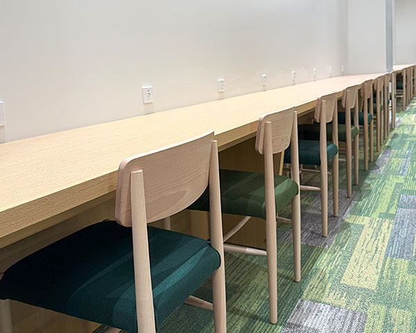 自習可能カウンター席の写真