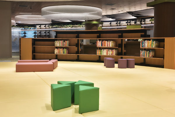 おひざにだっこのえほんコーナーの写真