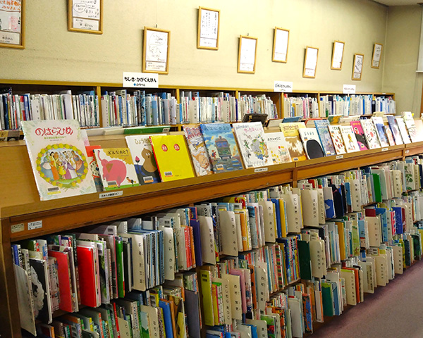 1階 絵本のコーナーの写真
