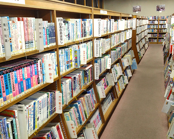1階 本のコーナーの写真