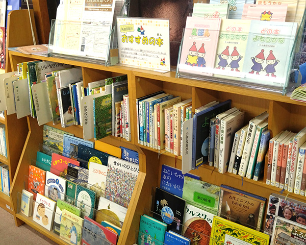 1階 発達段階別おすすめの本コーナーの写真