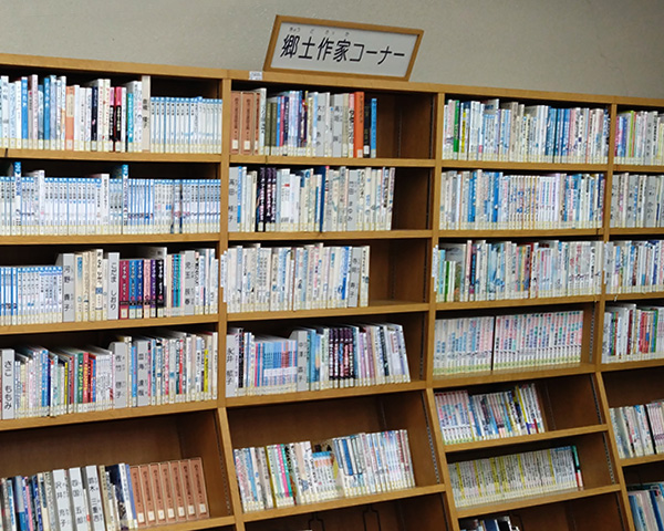 2階 郷土作家コーナーの写真