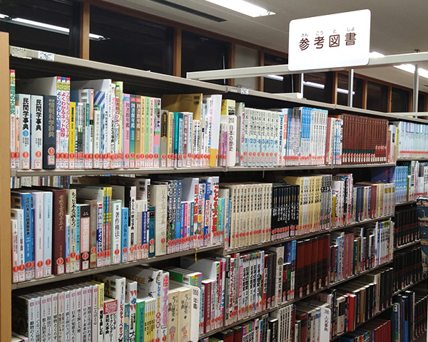 2階 参考図書コーナーの写真
